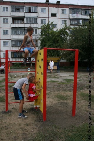 Стенка для лазанья с шестом 3402082010 Оборудование для детских площадок