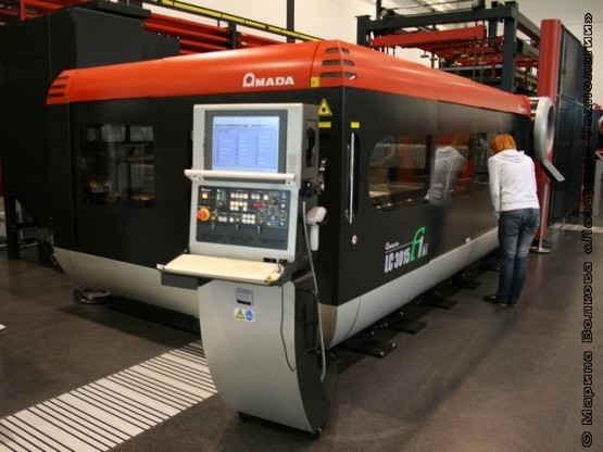 amak2 555x416 AMADA : Bystronic    1:1