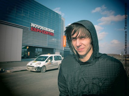 Михаил Павлюченко у Экспоцентра в Новосибирске novosib32 426x319 Лазерные технологии в Новосибирске