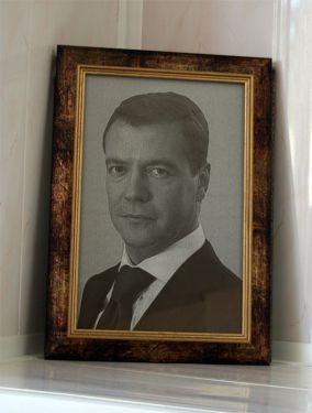 Лазерная гравировка по стеклу. Портрет Медведева Д.А. Лазерная гравировка по стеклу. Портрет Медведева Д.А.